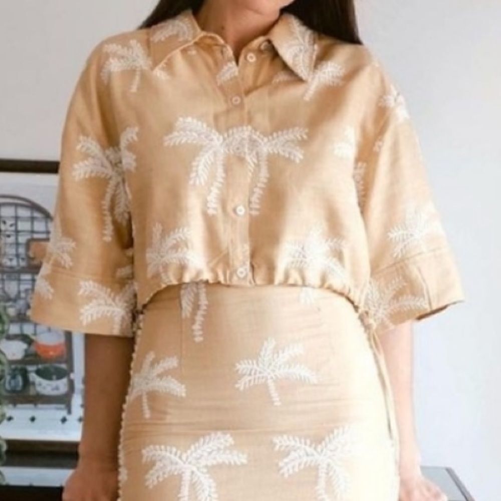 NWT Zara Beige Crop Button-Up Top with White Palm Motif